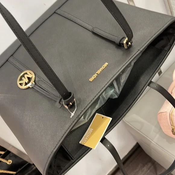 MICHAEL KORS
Jet Set Travel Large Top Zip Shoulder Tote Saffiano Leather
Black - Picture 6 of 16